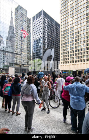 DJs jouent records à midi à Daley Plaza avec Picasso sculpture, le centre-ville de Chicago, IL. Banque D'Images