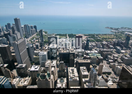 Vue sur le centre-ville de gratte-ciel de Chicago, Millennium Park et le lac Michigan à partir de la Willis Tower Skydeck, Chicago, IL. Banque D'Images