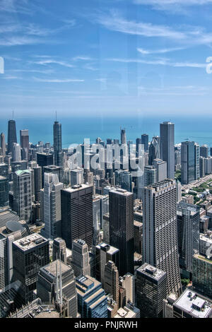 Vue sur le centre-ville de gratte-ciel de Chicago et le lac Michigan à partir de la Willis Tower Skydeck, Chicago, IL. Banque D'Images