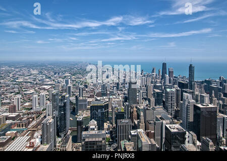 Vue du nord du centre-ville de Chicago et le lac Michigan gratte-ciel de la Willis Tower Skydeck, Chicago, IL. Banque D'Images