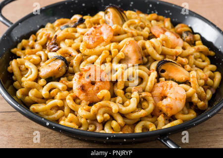 Fideua espagnole traditionnelle. La paella de nouilles sur table en bois Banque D'Images