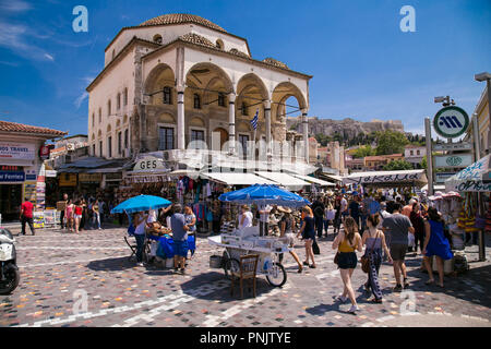 Athènes, Grèce, 11 juin 2016 : : Tzistarakis Mosque et la station de métro de la place Monastiraki dans la vieille ville d'Athènes, Grèce le 11 juin 2016. Athènes. Banque D'Images