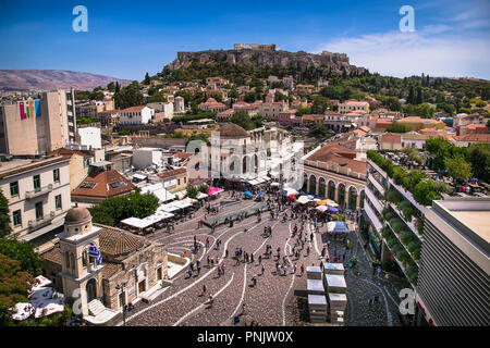 Grèce Athènes MONASTIRAKI, 11 juin 2016 : la place Monastiraki et vue sur l'acropole d'Athènes Grèce. Banque D'Images