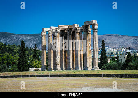 Ruines du temple de Zeus olympien à Athènes, Grèce. Le grec ancien Temple de Zeus ou Olympieion est l'un des principaux sites d'Athènes. Banque D'Images