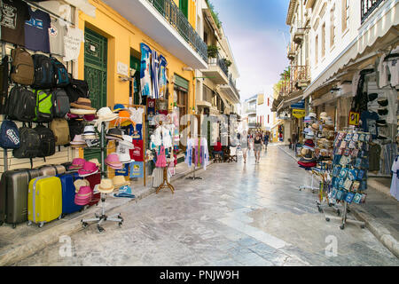 Athènes GRÈCE - JUN 11, 2016 : marché de souvenirs street dans la région de Plaka, Athènes, Grèce. Plaka est le vieux quartier historique d'Athènes. Banque D'Images