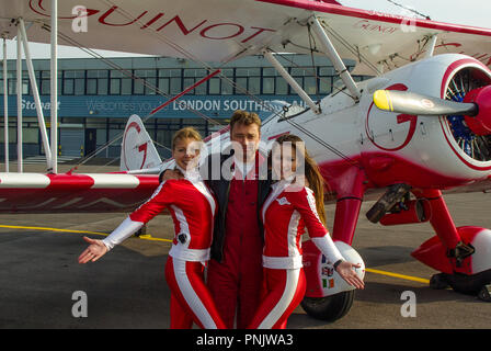 Promotion de Southend Airshow. Guinot sponsorise l'équipe de wingwalking d'Aerosuperbatics Lorraine Sadler, Danielle del Buono, Martyn Carrington Banque D'Images