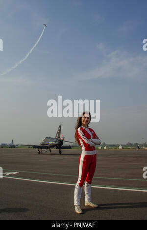 Promotion de Southend Airshow. Guinot a parrainé Aerosuperbatics wingwalking girl Danielle del Buono, femme wingwalker, marcheur d'aile. Pose Banque D'Images