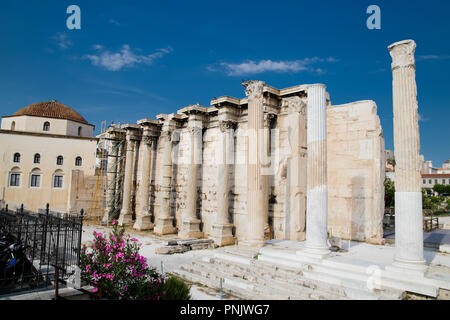 L'ancien mur préservé avec rangée de colonnes situé dans bibliothèque d'Hadrien site archéologique Athènes Grèce Banque D'Images