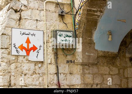 11 mai 2018 des plaques de rue et les câbles d'alimentation dans le quartier arabe de la vieille ville de Jérusalem Israël Banque D'Images