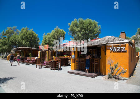 PERMISSA, GRÈCE- JUN 11, 2016 : café-bar en Permissa à route principale près de plage de sable noir de Santorin le Juin 11, 2016. La Grèce. Banque D'Images