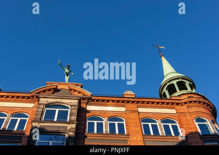 Statue de mercure se bloque sur le toit d'un immeuble à Købmagergade Copenhague, Danemark Banque D'Images