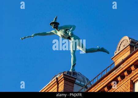 Statue de mercure se bloque sur le toit d'un immeuble à Købmagergade Copenhague, Danemark Banque D'Images