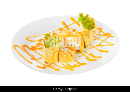 Les rouleaux en pain pita, tortilla de fromage, avec des légumes, viande de poulet, tomate, laitue, sauce à la moutarde, de l'alimentation sur la plaque, l'arrière-plan blanc isolé S Banque D'Images