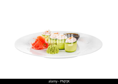 Sushi, rouleaux, gunkan-coquelicots, viande de crabe, crevettes, avocat, concombre, fruits de mer crus, sauce soja, gingembre mariné et wasabi, de l'alimentation sur la plaque, isolé blanc Banque D'Images