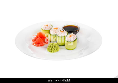 Sushi, rouleaux, gunkan-coquelicots, viande de crabe, crevettes, avocat, concombre, fruits de mer crus, sauce soja, gingembre mariné et wasabi, de l'alimentation sur la plaque, isolé blanc Banque D'Images