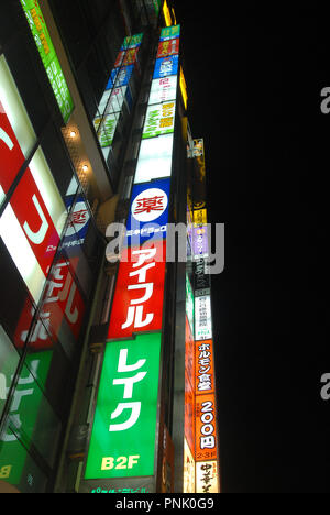 Le Japon neon street sign in Tokyo, Japon Banque D'Images