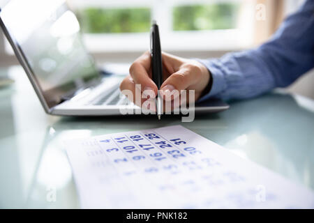 Close-up of a woman's Hand Date de marquage sur le calendrier In Office Banque D'Images