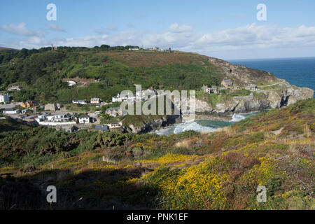 Vue depuis les falaises de Blue Hills plus Trevaunance Cove, près de St Agnes, Cormwall, UK. Septembre. Banque D'Images