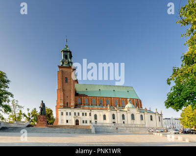 GNIEZNO, POLOGNE GRANDE PROVINCE / POLOGNE - 8 juillet, 2018 : la cathédrale de Gniezno Royal (la basilique cathédrale de l'Assomption de la Sainte Vierge Banque D'Images