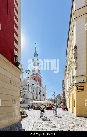 Poznan, Pologne grande province, la Pologne. Quartier de la vieille ville, à partir de l'entrée sur la rue Wielka vieille place du marché avec 16e c. L'Hôtel de ville Banque D'Images