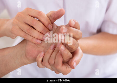 Close-up of a female Doctor Examining Patient's Wrist Banque D'Images