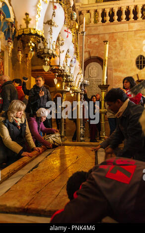 Jérusalem, Israël - 16 Février 2013 : Pèlerins priant près de pierre d'onction à l'entrée dans l'église du Saint Sépulcre Banque D'Images