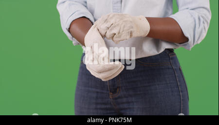 Close up of black woman gardening gloves sur écran vert Banque D'Images