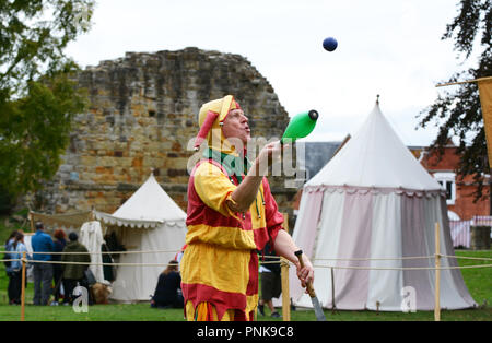 TONBRIDGE, Angleterre - le 8 septembre 2018 : Bosco le bouffon effectue un acte de Jonglerie à la Foire Médiévale à Tonbridge Castle dans le Kent Banque D'Images