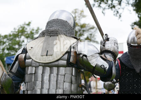 TONBRIDGE, Angleterre - le 8 septembre 2018 : Combattants en armure de combat médiéval participer en plein contact combattre lors d'une foire tenue à Tonbridge Castle Banque D'Images