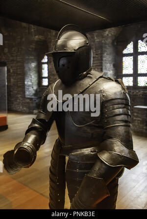 Armure médiévale de la défense anciens, détail de l'arme ancienne, traversée Banque D'Images