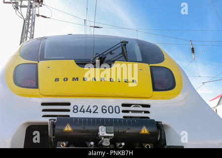 Pas d'émissions, d'énergie et un faible niveau sonore Ð le nouveau train à piles de Bombardier Transport, a présenté au public pour la première fois ces derniers jours, les scores avec ces fonctionnalités. Le nouveau train à piles est le premier du genre à entrer en Europe des passagers en plus de 60 ans. Il ne génère pas de l'échappement et fixe les normes relatives à la mobilité intelligente avec des pointes de 90  % dans les domaines de l'efficacité énergétique et le recyclage. Il est également environ 50 pour cent plus silencieux que les trains diesel modernes. Banque D'Images