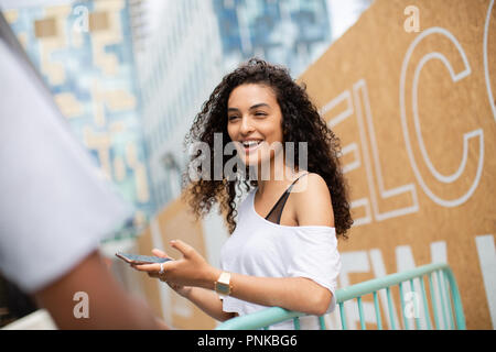 Image sociabilisation des jeunes à l'extérieur en ville Banque D'Images