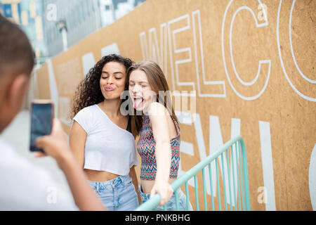 Les adolescents posant pour une photo du smartphone Banque D'Images