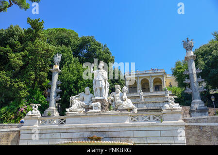 Rome Italie. La sculpture à la Piazza del Popolo qui représente la déesse Roma Banque D'Images