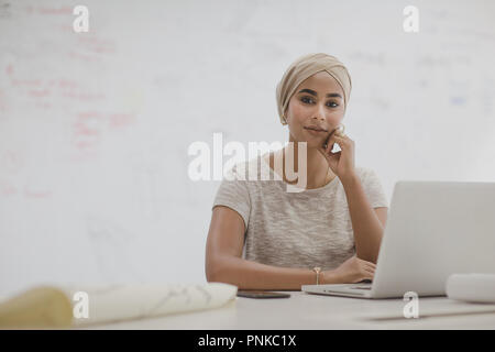Portrait de femme musulmane dans un bureau Banque D'Images