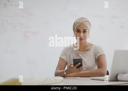 Portrait de femme musulmane à l'aide d'un smartphone Banque D'Images