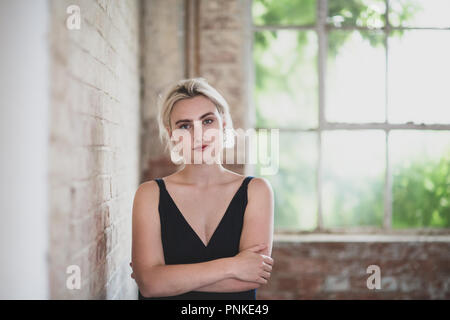 Portrait de femme millénaire dans creative office Banque D'Images