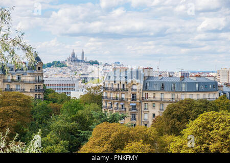 Toits de Paris avec la colline de Montmartre et la Basilique du Sacré-Cœur vu de Parc des Buttes-Chaumont. Banque D'Images