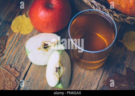 Cidre froid ou de jus de pomme avec des pommes fraîches sur un fond de bois. L'automne des boissons. Humeur d'automne Banque D'Images
