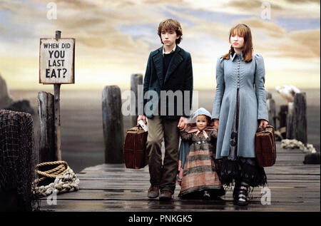 Titre original : Lemony Snicket's A SERIES OF UNFORTUNATE EVENTS. Titre en anglais : Lemony Snicket's A SERIES OF UNFORTUNATE EVENTS. Année : 2004. Réalisateur : BRAD SILBERLING. Stars : EMILY BROWNING, LIAM AIKEN. Credit : PARAMOUNT PICTURES / DUHAMEL, François / Album Banque D'Images