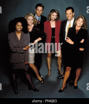 Titre original : ALLY MCBEAL. Titre en anglais : ALLY MCBEAL. Année : 1997. Directeur : David E. Kelley. Stars : Jane KRAKOWSKY ; COURTNEY THORNE-SMITH, Calista Flockhart, GIL BELLOWS, LISA NICOLE ; GREG GERMANN. Crédit : 20TH CENTURY FOX/DAVID E. KELLY PRODUCTIONS / Album Banque D'Images