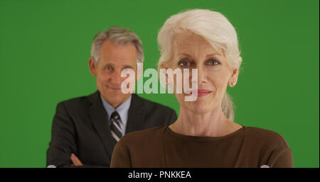 Confident businessman and businesswoman posing sur écran vert Banque D'Images