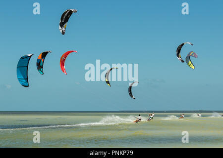 CANCUN, Mexique - 02/18/2018 : l'Adrénaline Kitesurf. Sports d'aventure, la compétition de saut acrobatique à caraïbes mexicaines Banque D'Images