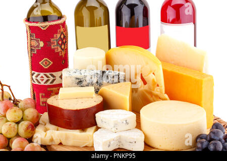 Divers types de fromages,vins et raisins photo gros plan sur planche de bois. Banque D'Images