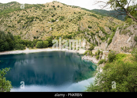 Lac de San Domenico dans les gorges du Sagittaire (Italie) Banque D'Images