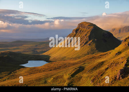 Quiraing la montagne au lever du soleil (l'île de Skye, Ecosse) Banque D'Images