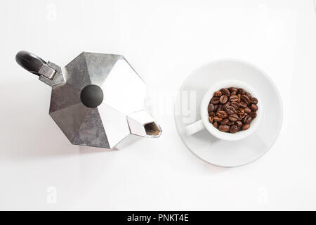 Cafetière et café torréfié dans la tasse d'en haut Banque D'Images