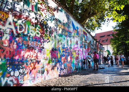 PRAGUE, RÉPUBLIQUE TCHÈQUE - 20 septembre 2018 : Les gens en face de mur de Lennon graffiti public près de Pont Charles, Mala Strana le 20 septembre 2018 dans P Banque D'Images