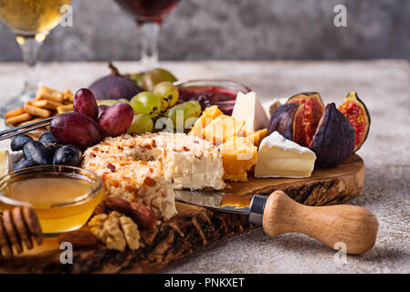 Assiette de fromage aux raisins, figues, trempettes et vin. Selective focus Banque D'Images