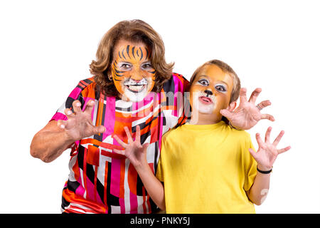 Garçon avec grand-mère avec face-animal isolé en blanc peinture Banque D'Images